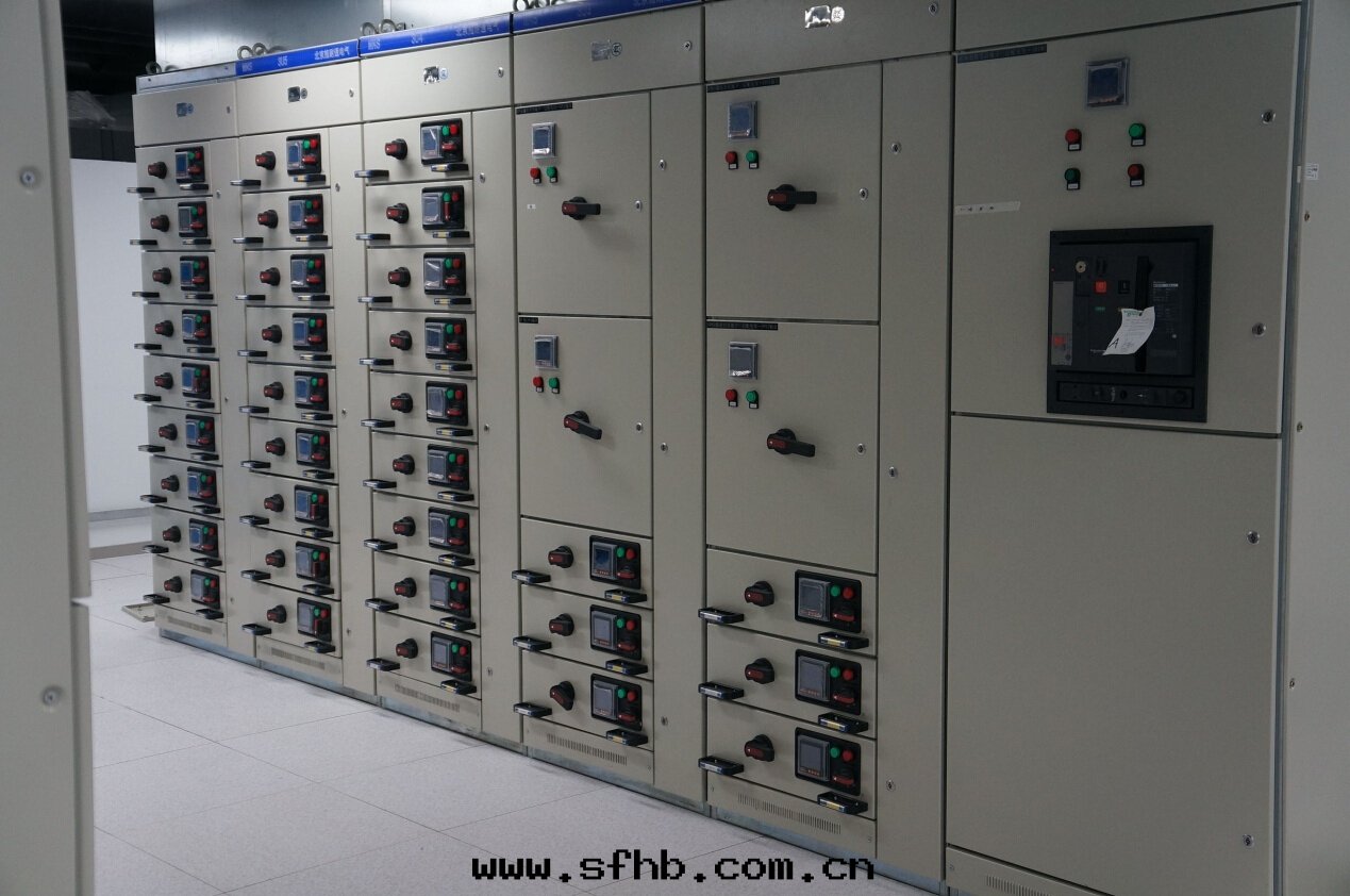 采用(yòng)双(shuāng)路(lù)市(shì)電(diàn)、UPS、确保机房(fáng)设備穩定(dìng)運行