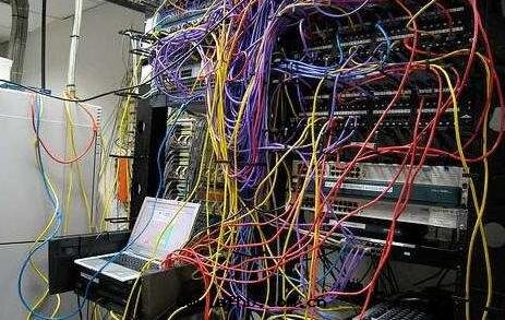 机房(fáng)雜亂布(bù)線(xiàn).jpg 机房(fáng)雜亂布(bù)線(xiàn).jpg